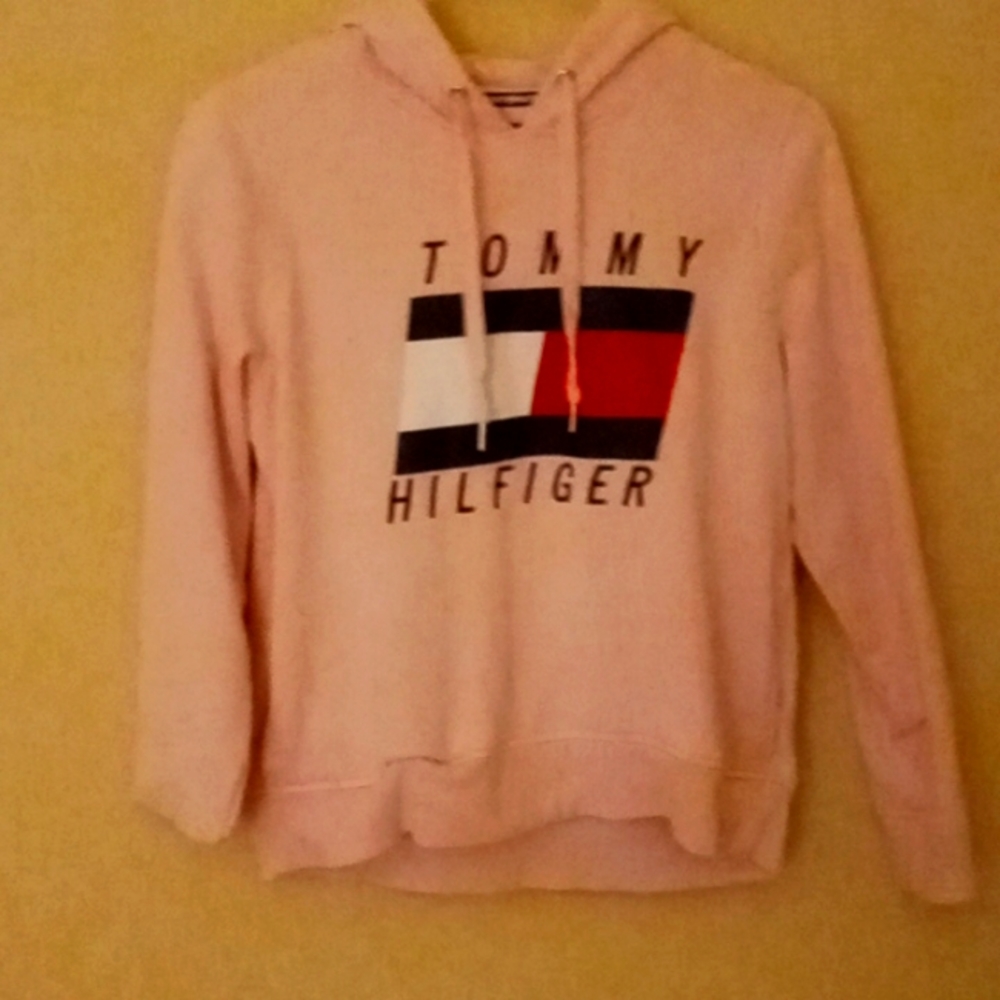 Its a tommy hilfifer size M hoddie